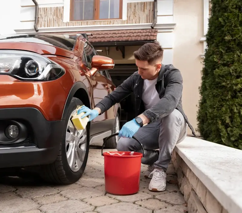 Lavage auto à domicile Thézan-lès-Béziers : professionnel intervenant sur un véhicule